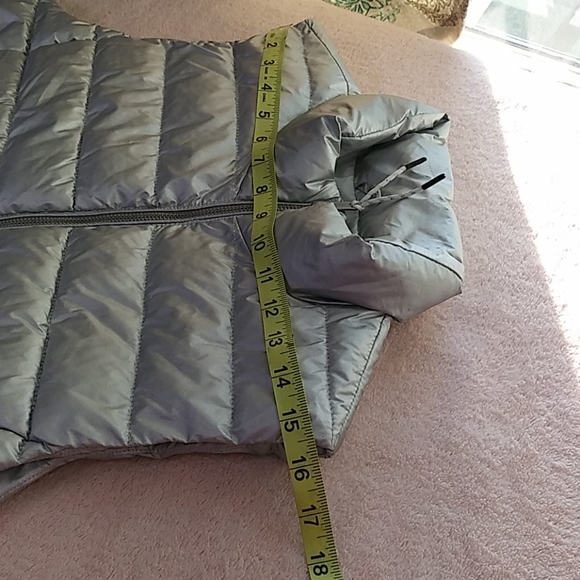GAP MEDIUM SILVER PUFFER VEST - Picture 9 of 10